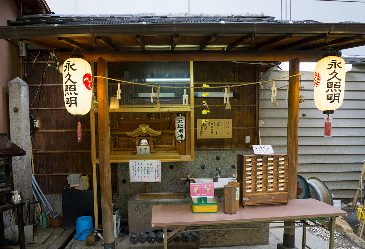 拝殿右手にある五社明神