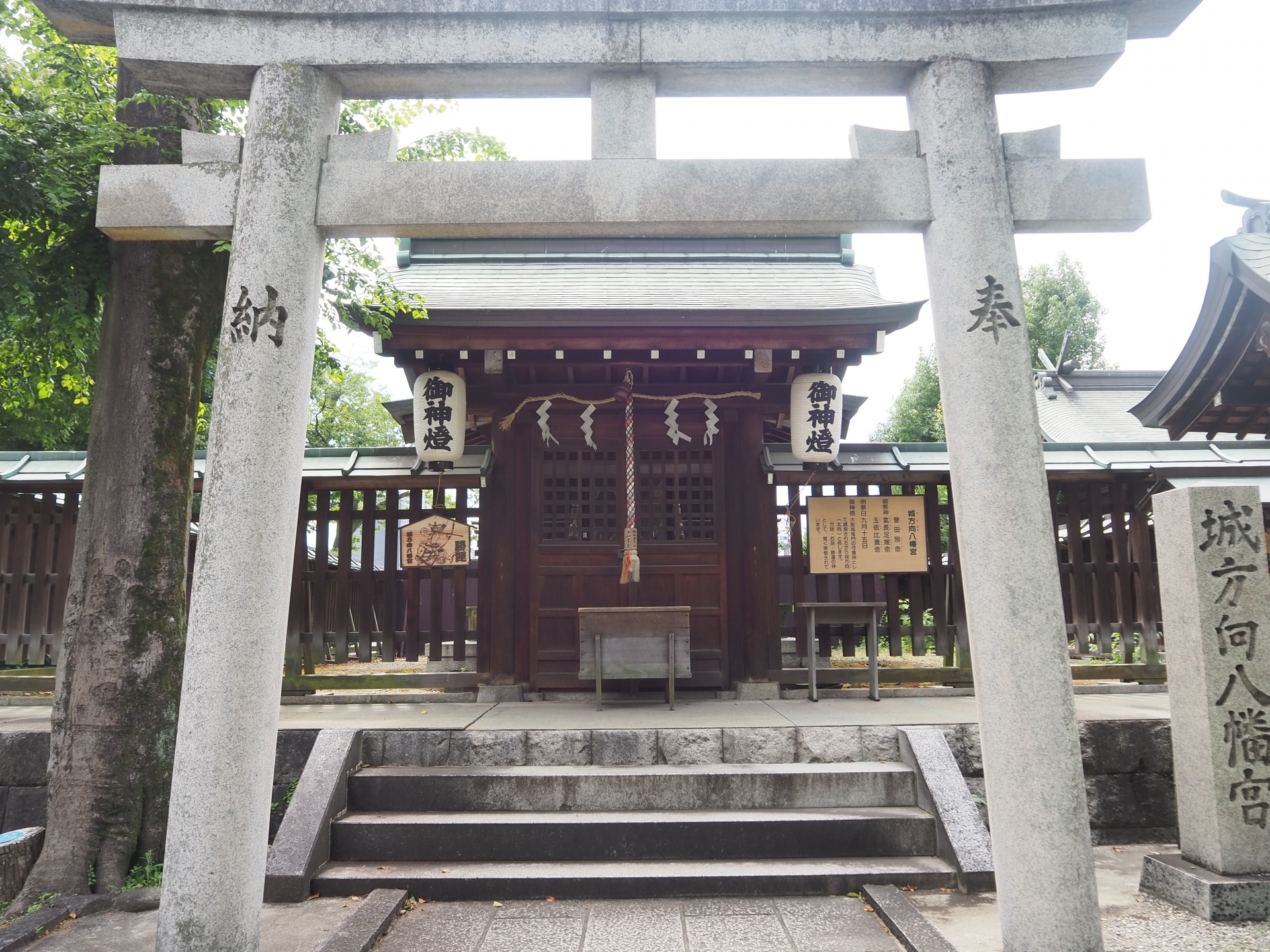 生國魂神社 城方向八幡宮 鳥居と拝殿