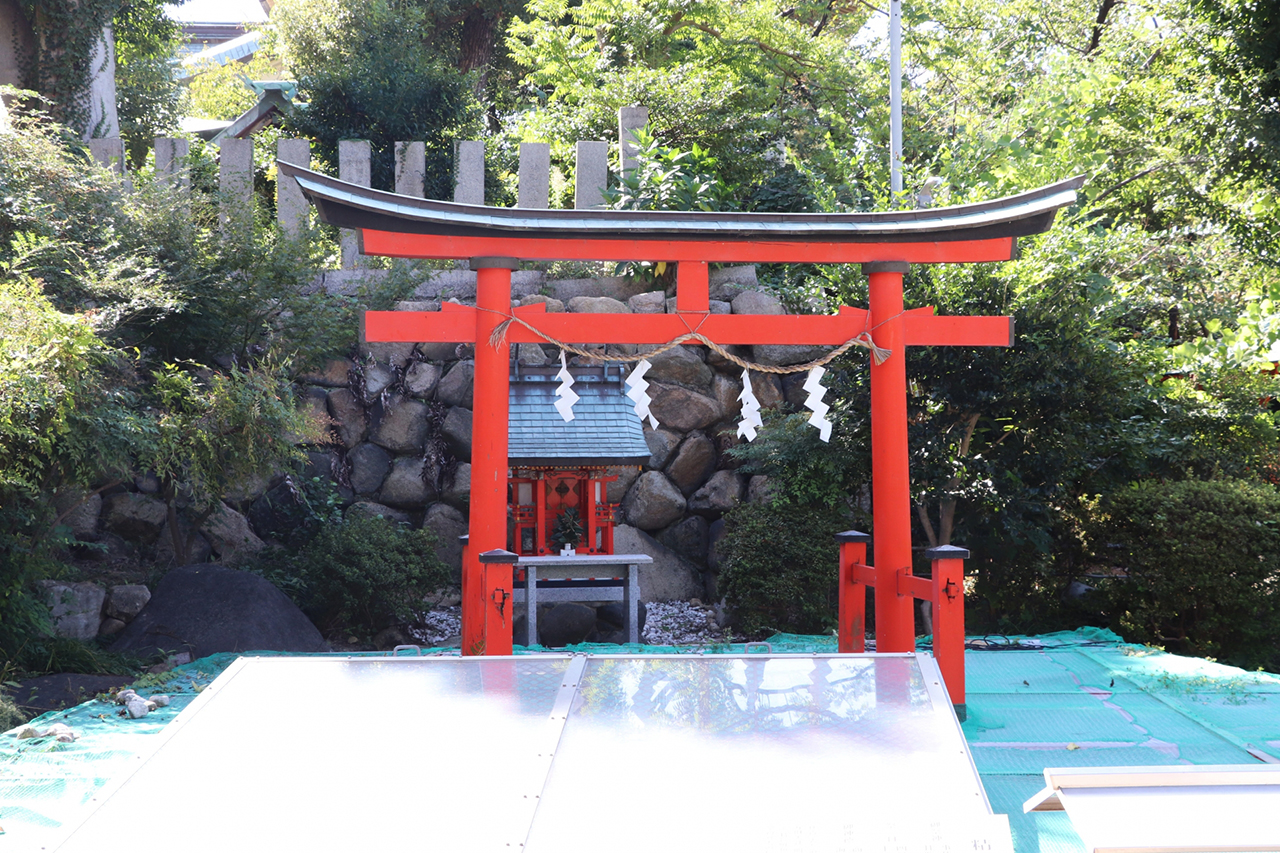 生國魂神社 精鎮社 鳥居と社殿