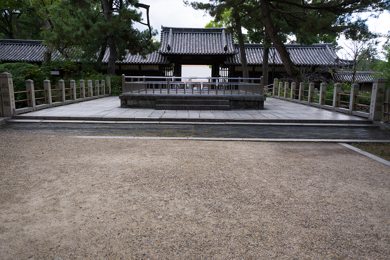 橋の上の石舞台