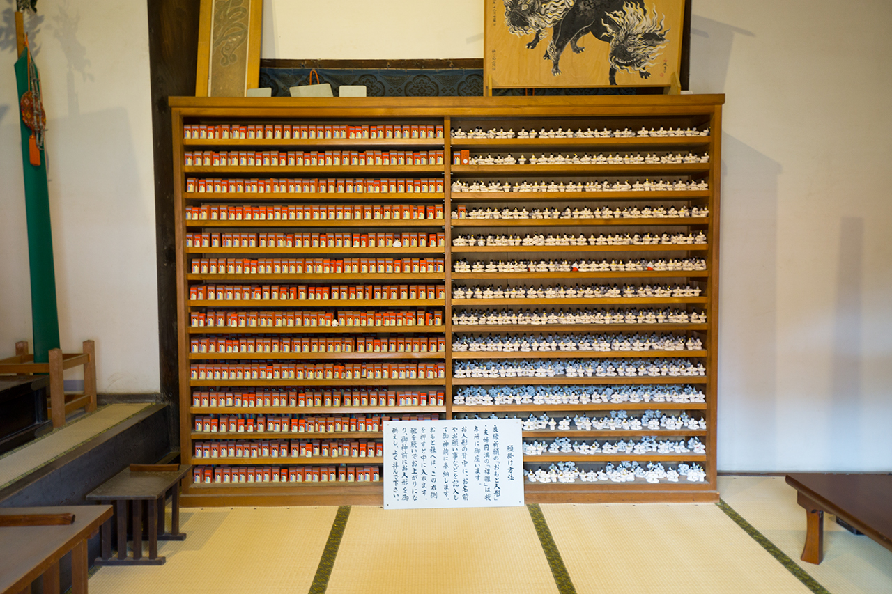 奉納されたおもと人形と裸雛