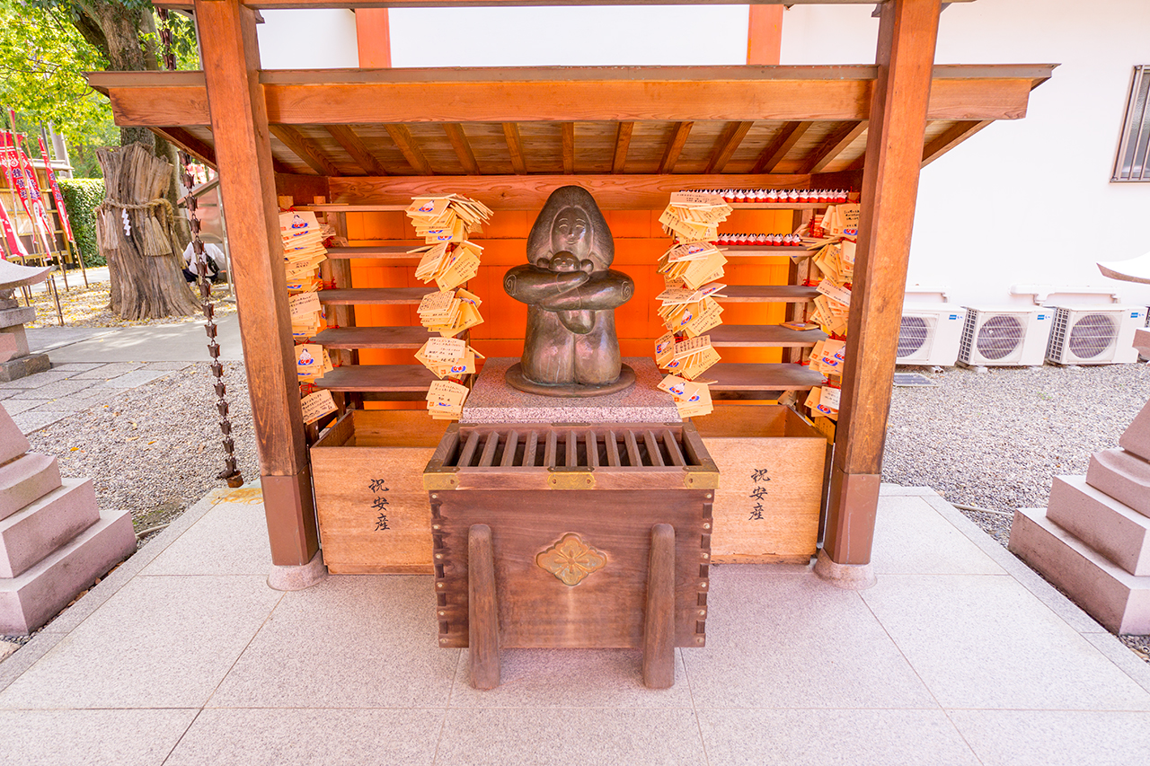 種貸社社殿裏の像