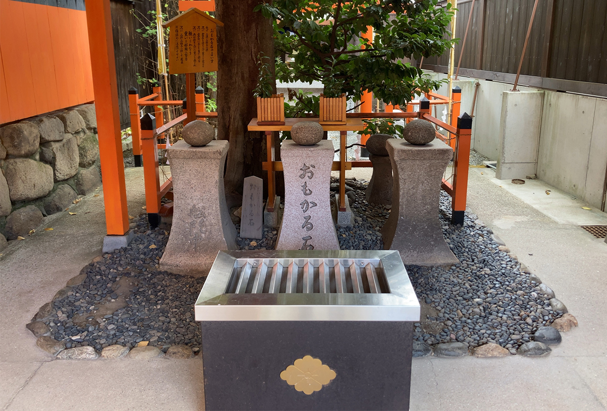 おいとしぼし社 おもかる石