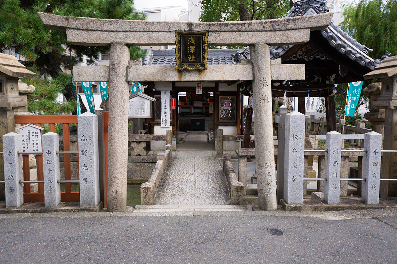 浅澤社 鳥居と社殿