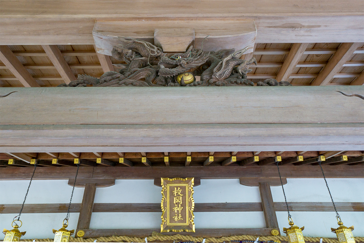 枚岡神社 拝殿の龍の彫刻と扁額