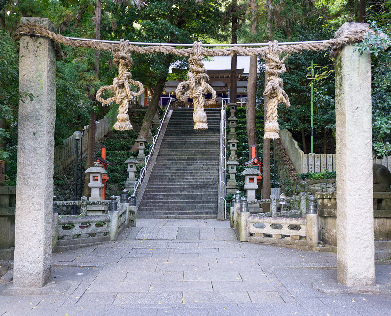 枚岡神社 注連柱のアップ