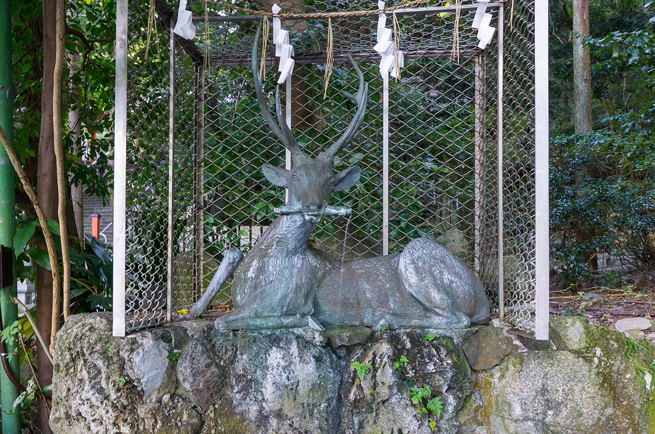 枚岡神社 手水舎の鹿像