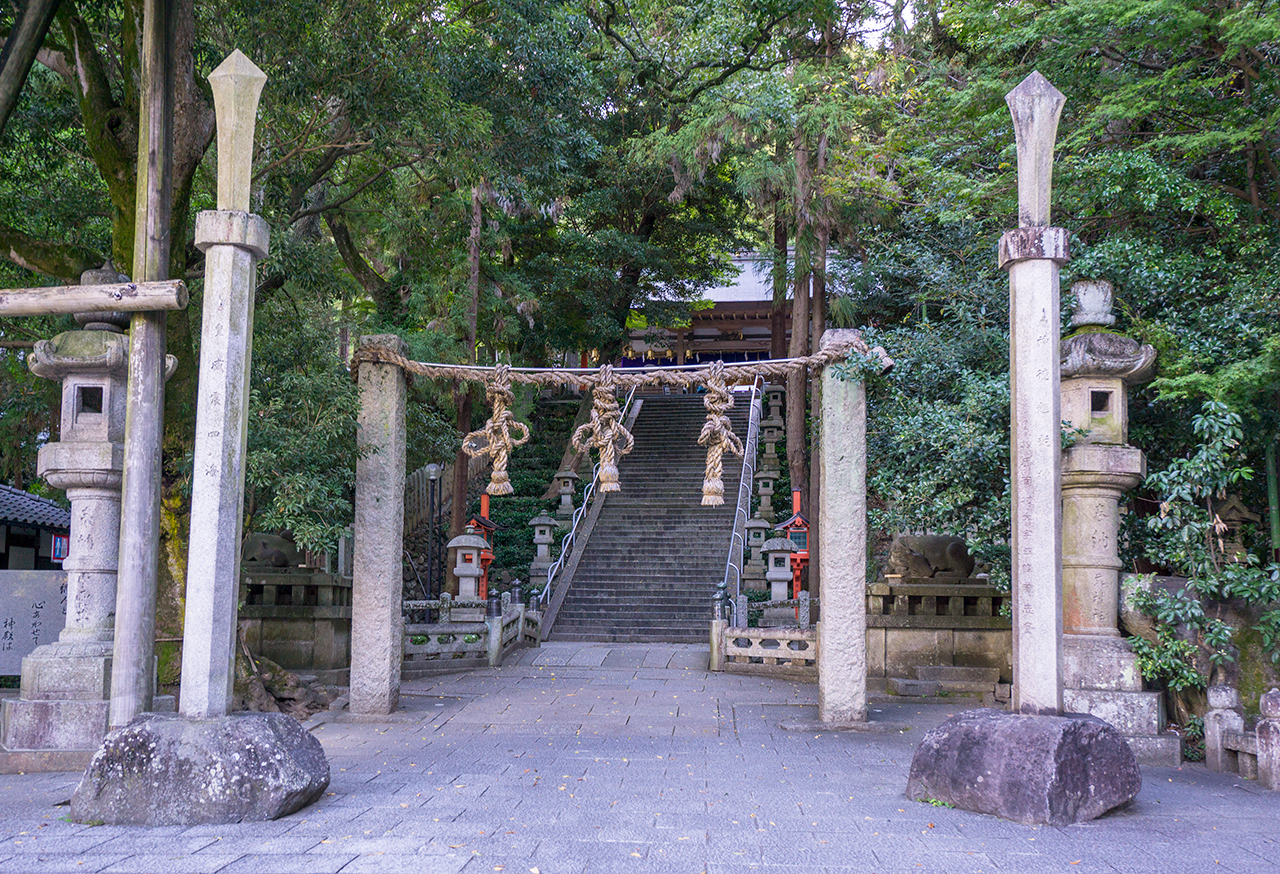 枚岡神社 石製の鉾と注連柱