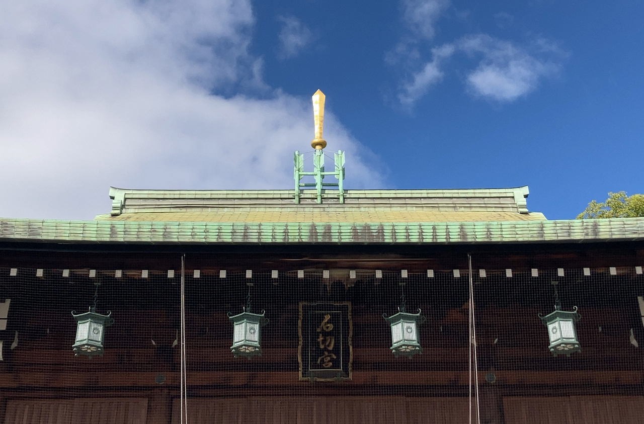 絵馬殿屋根の剣と弓