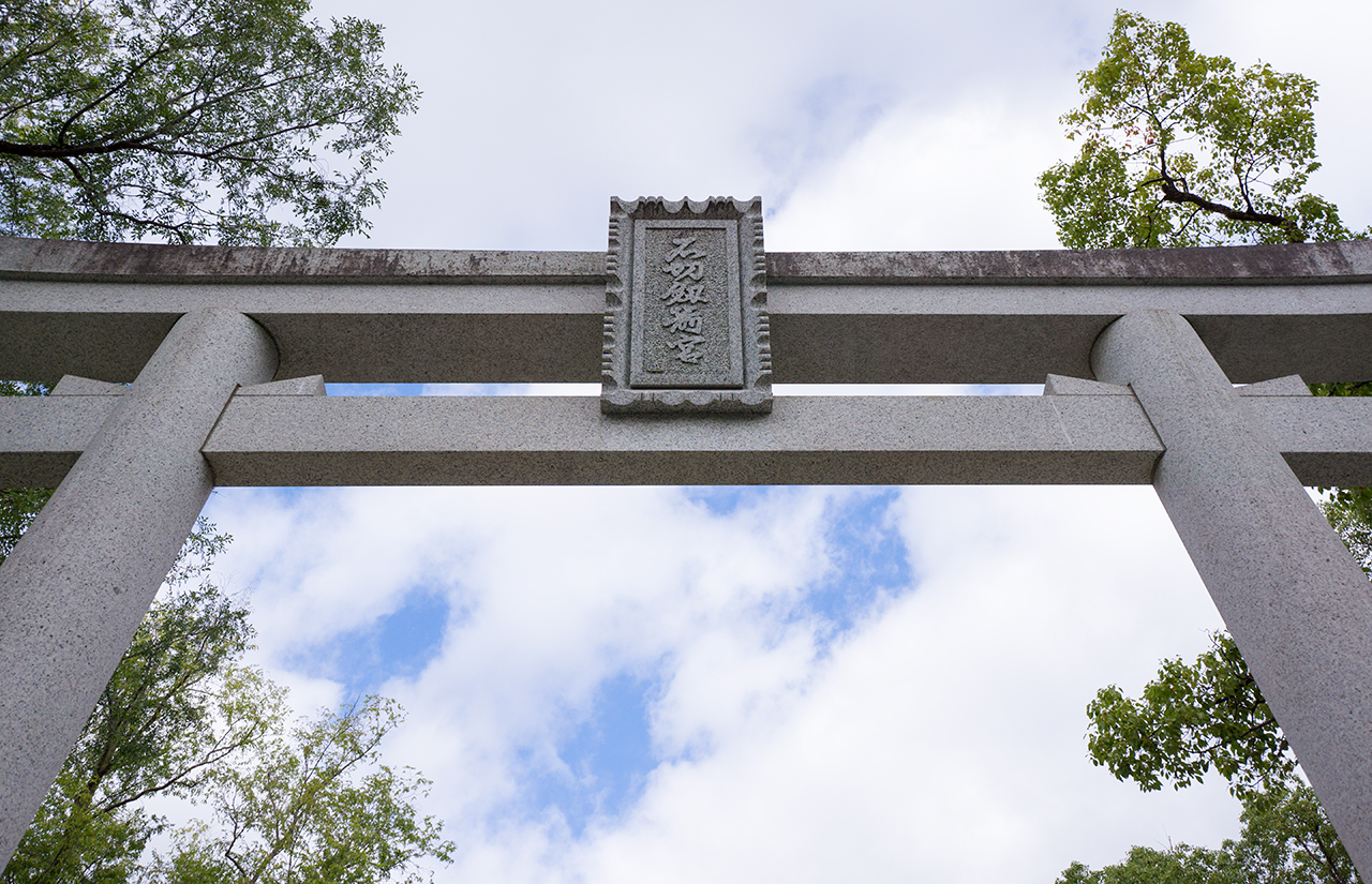 石切剣箭神社の拝殿前の鳥居
