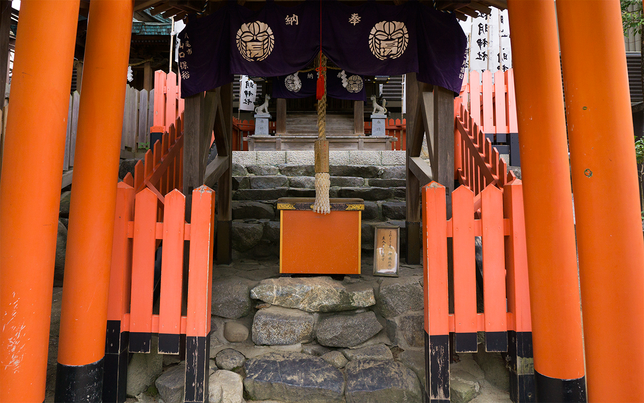 五社明神 社殿前