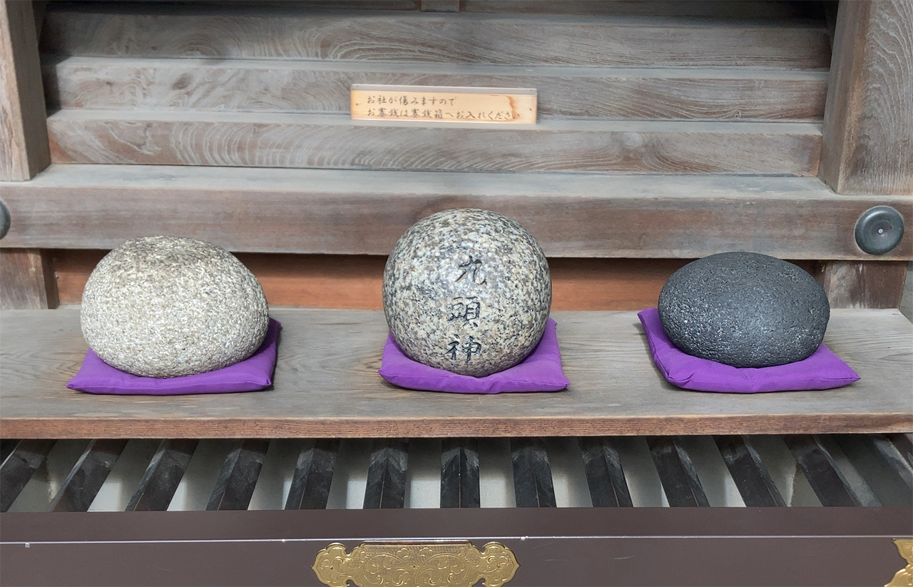 穂積神霊社 3つの石