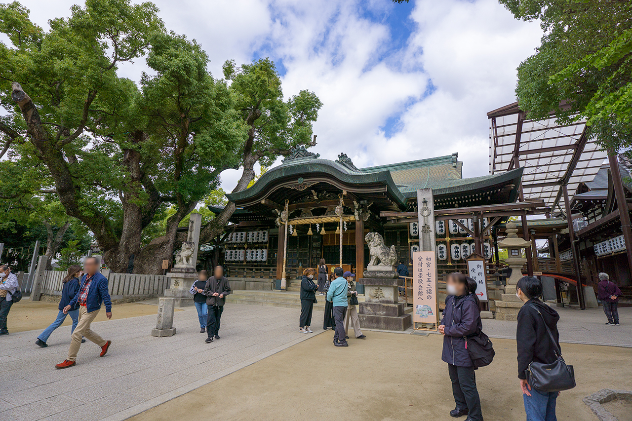 石切剣箭神社 お百度石と御社殿