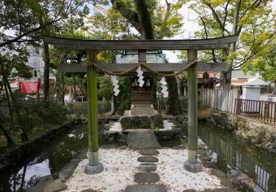 石切劔箭神社 水神社 鳥居と社殿