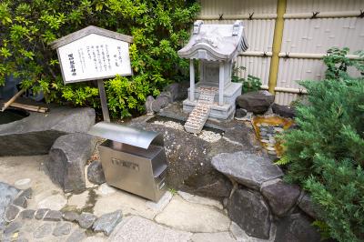 石切劔箭神社 祈り亀の石の祠と神霊水