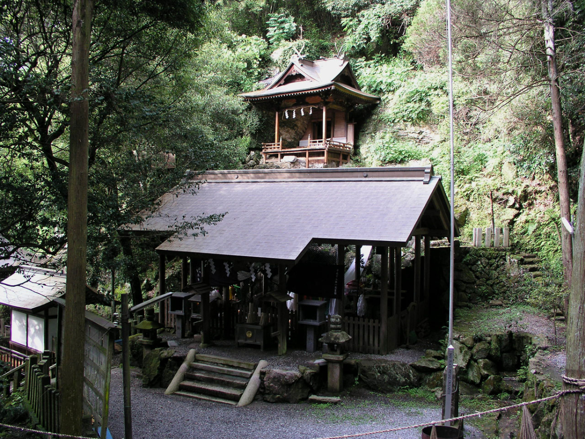 拝殿と本殿