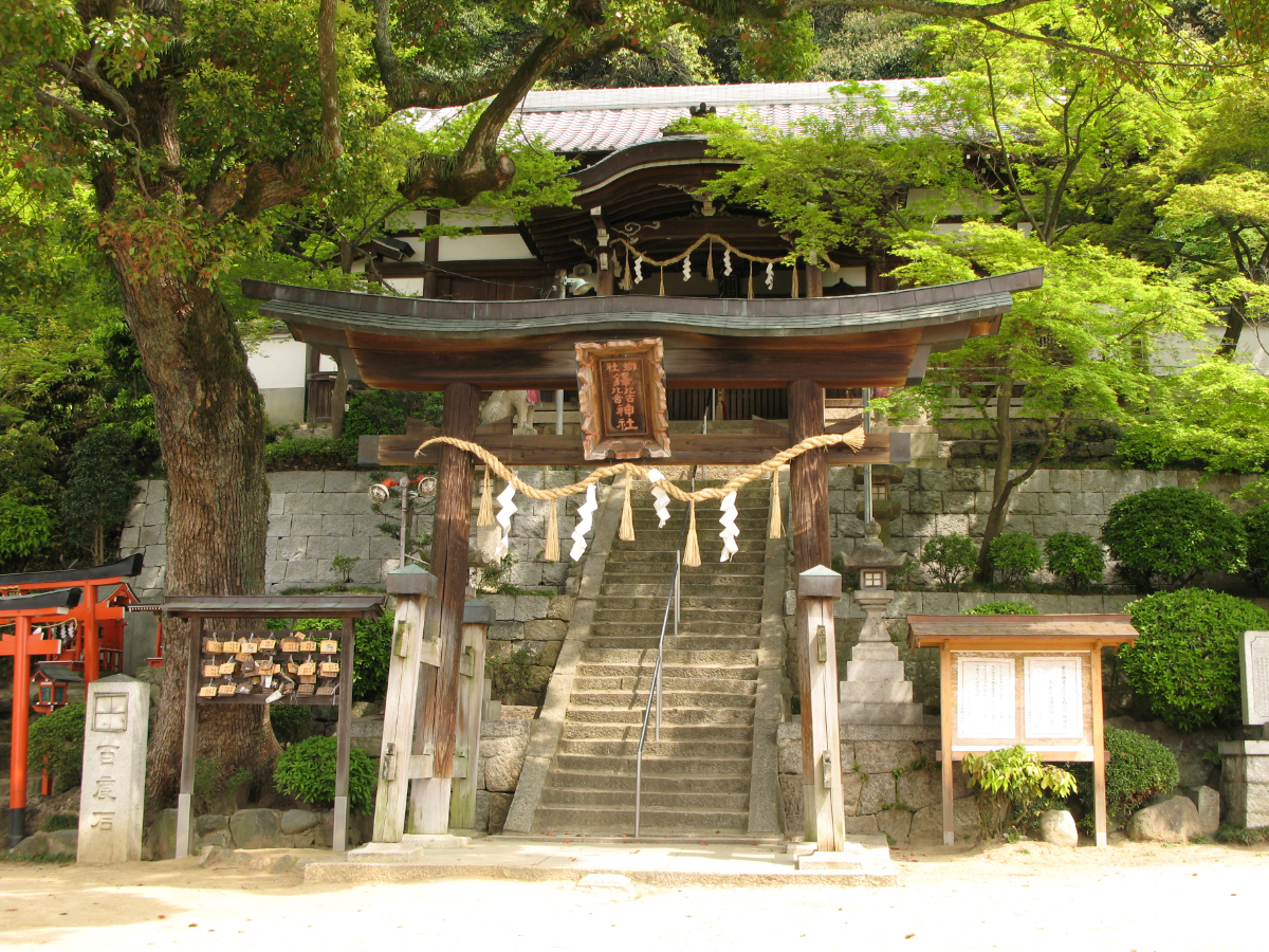 鳥居と拝殿