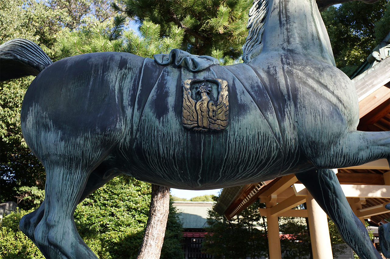 神馬像にある八尋の白鳥マーク