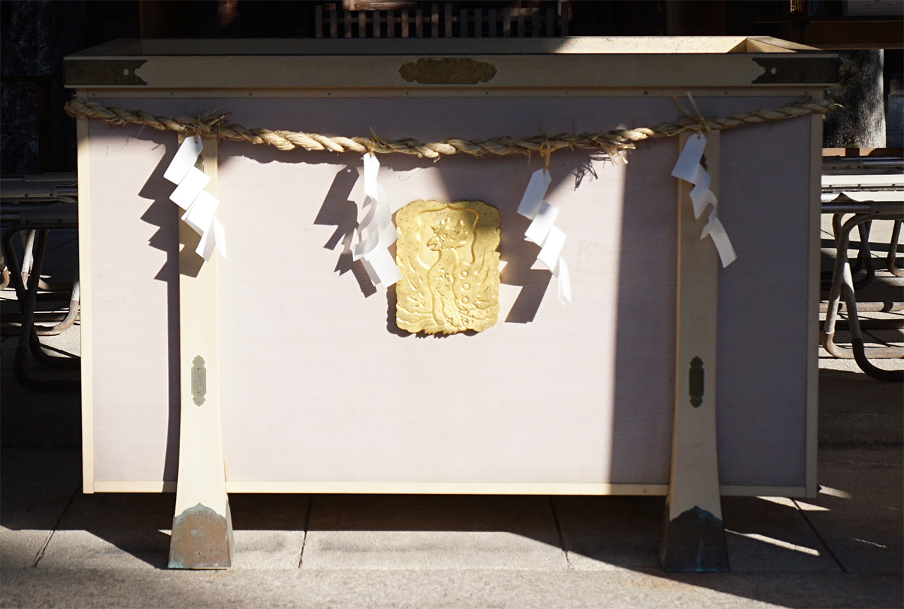 拝殿にある賽銭箱の神紋