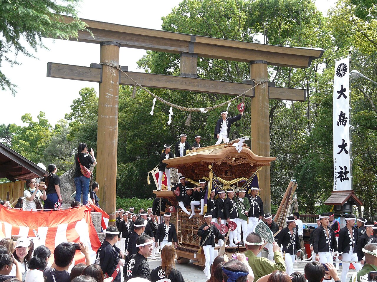 鳥居をくぐるだんじり