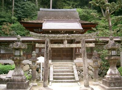 烏帽子形八幡神社 鳥居と本殿