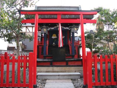 三の丸神社 鳥居と社殿