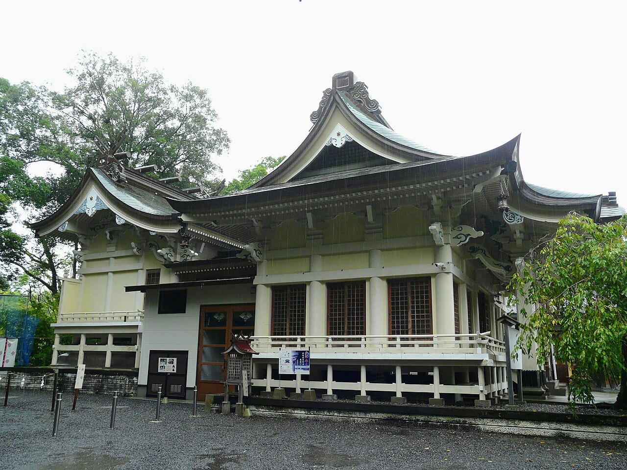 拝殿・本殿 横