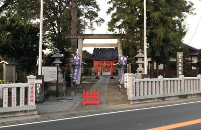 足立神社 鳥居と拝殿