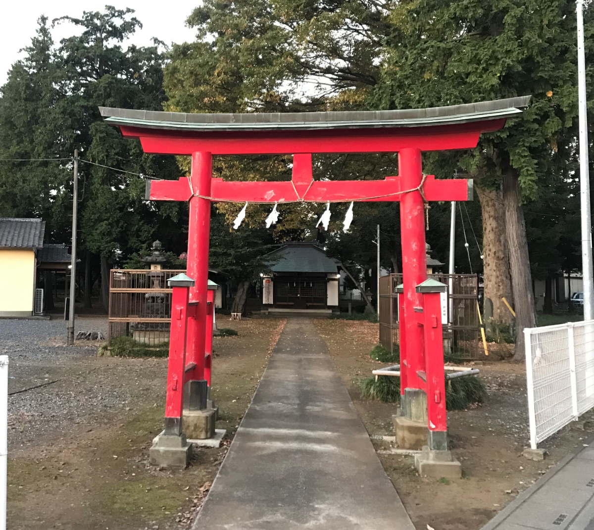 鳥居と拝殿
