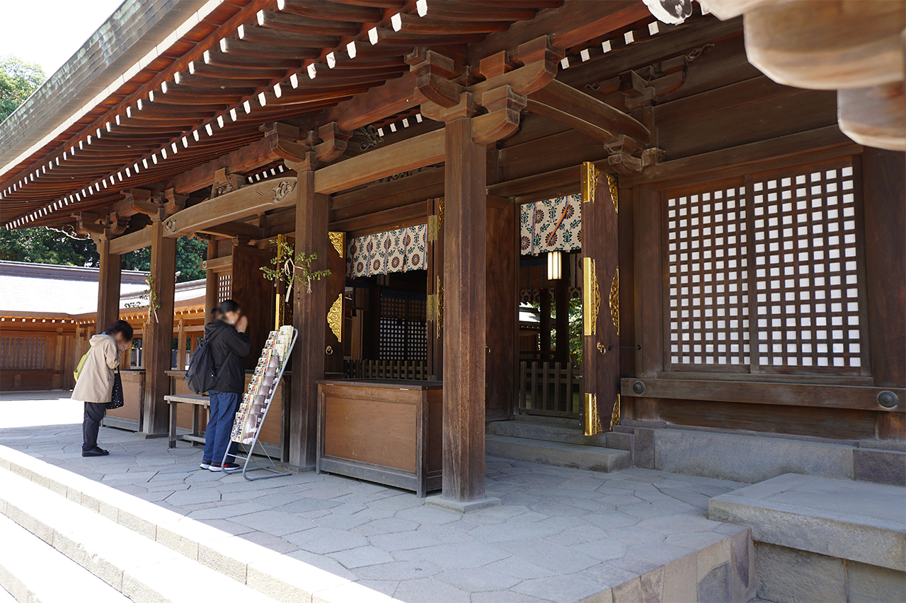 拝殿横から