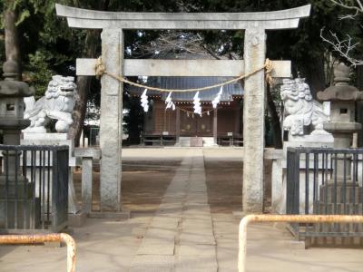 足立神社 鳥居と拝殿