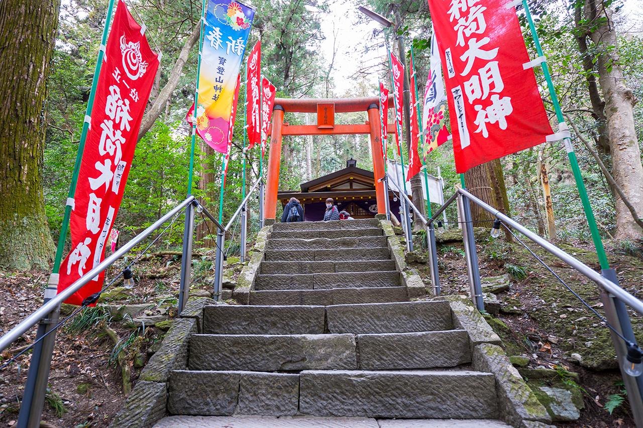 宝登山神社 宝玉稲荷神社前の石段