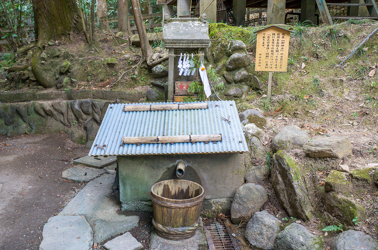 宝登山神社 水神社と御神水