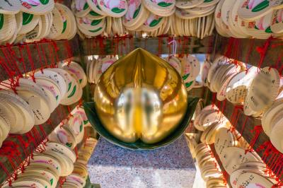 行田八幡神社 行田八幡社 黄金のなで桃像