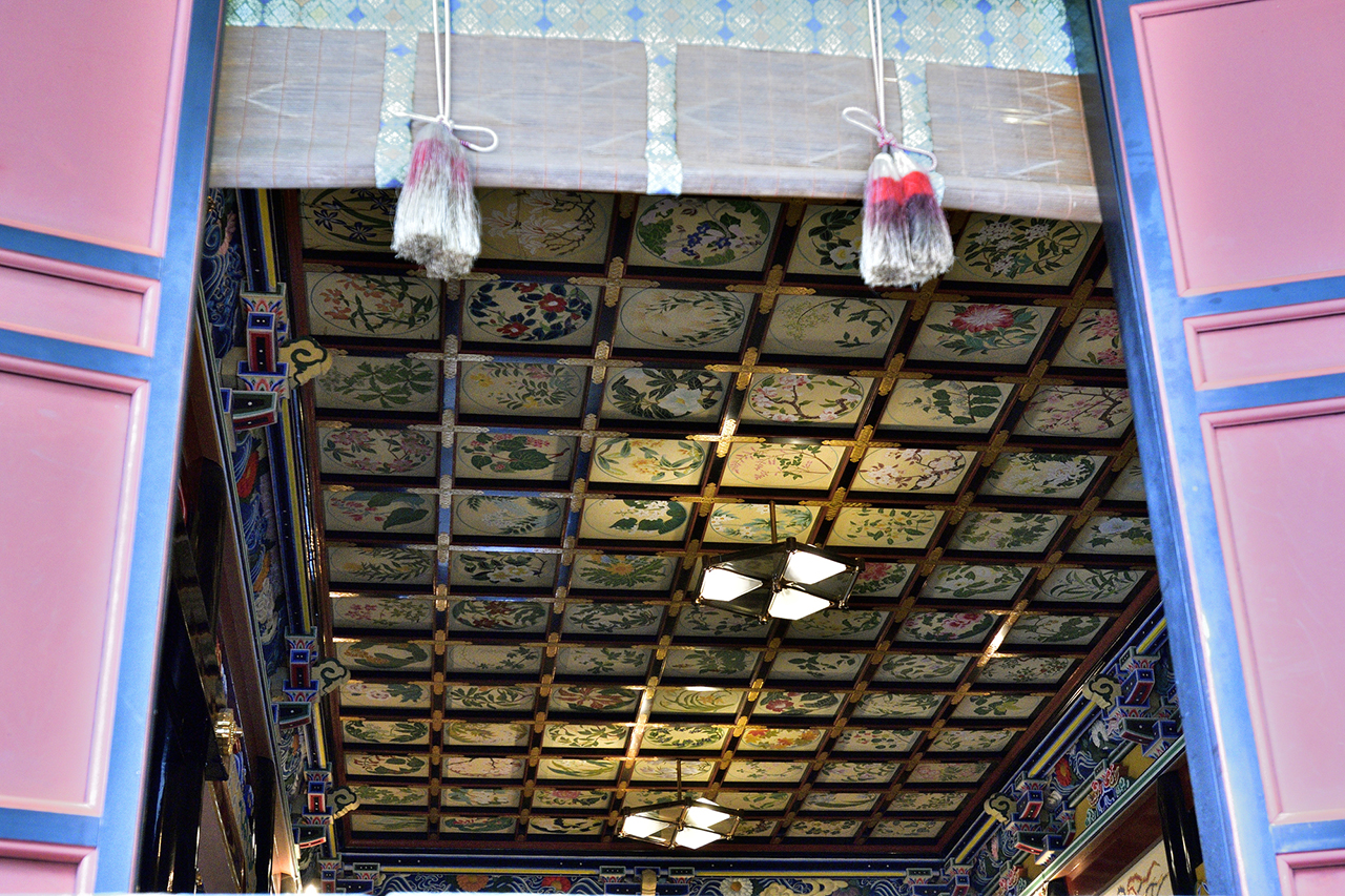 拝殿格天井の装飾