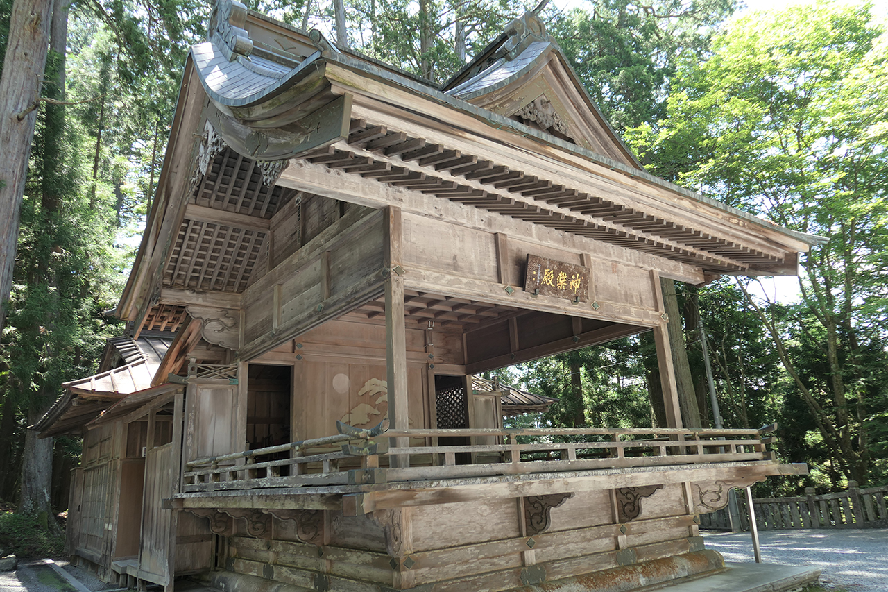 神楽殿 斜め