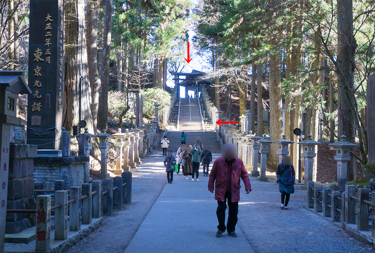 奥宮遥拝殿への石段