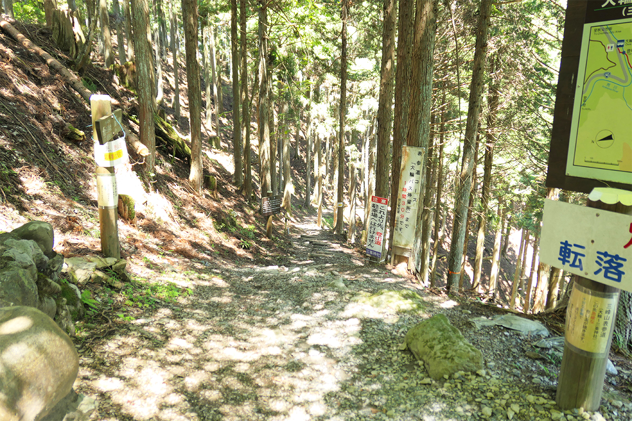 麓の大輪まで続く表参道