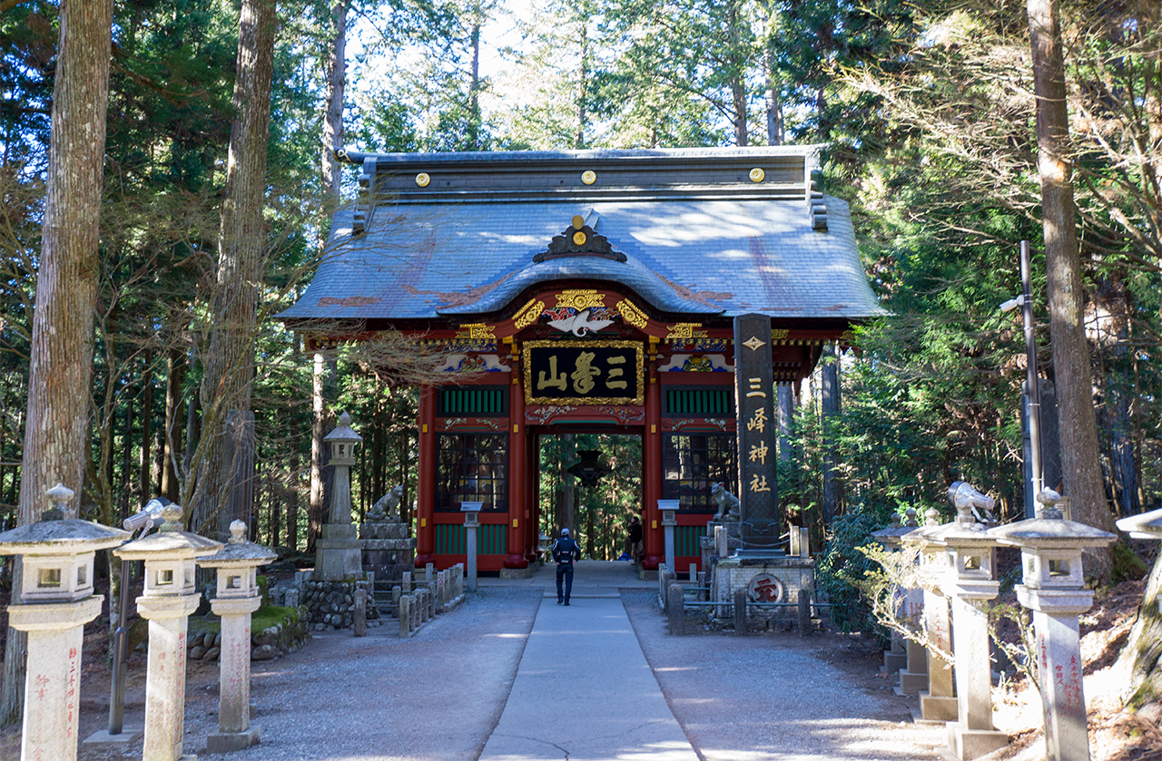参道上にある隨神門