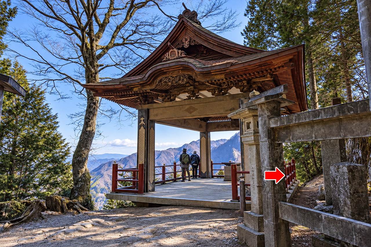 三峯神社 奥宮遥拝殿の右側