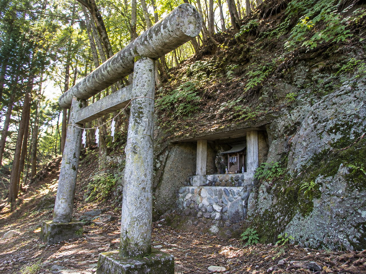 三峯神社 二ツ宮の鳥居と社殿