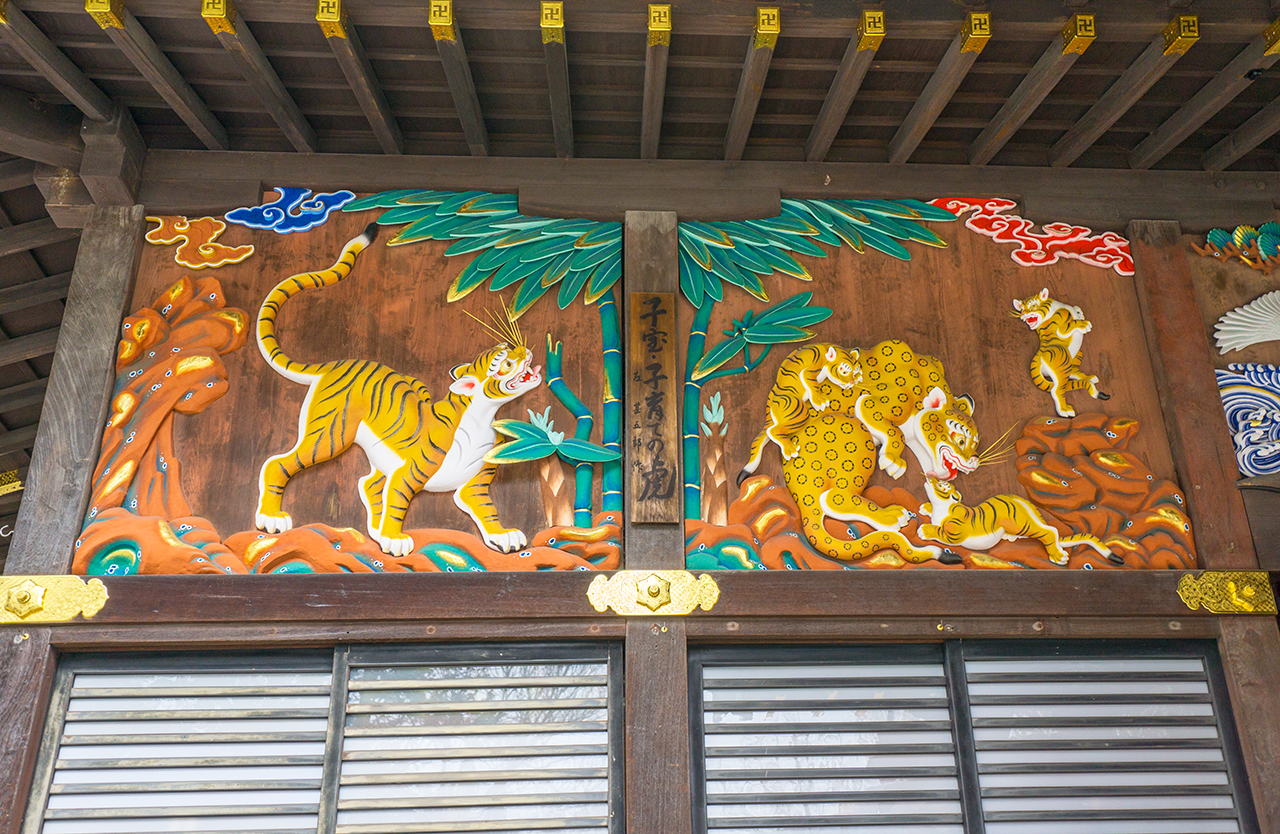 秩父神社 子育ての虎の彫刻アップ