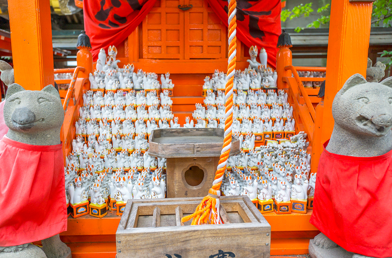 柞稲荷神社 奉納された狐の置物