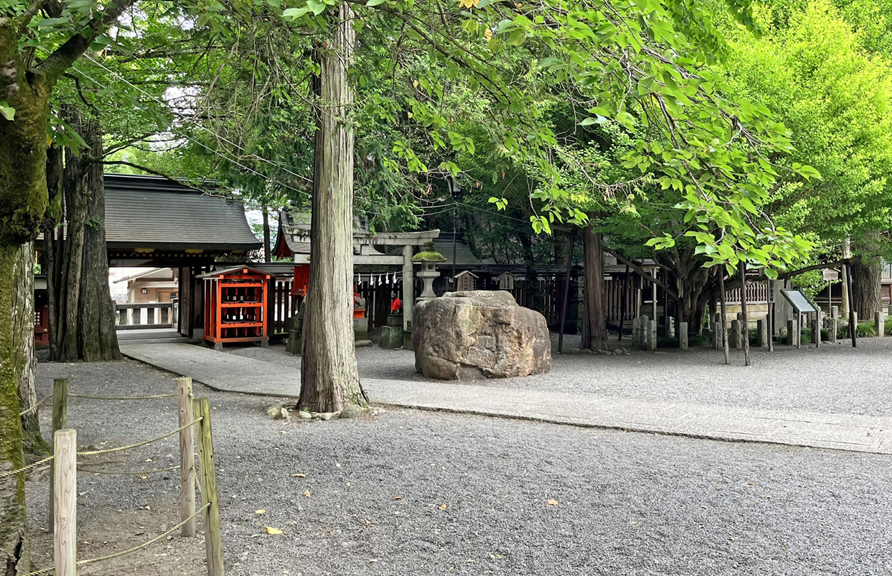 秩父神社境内の神降石