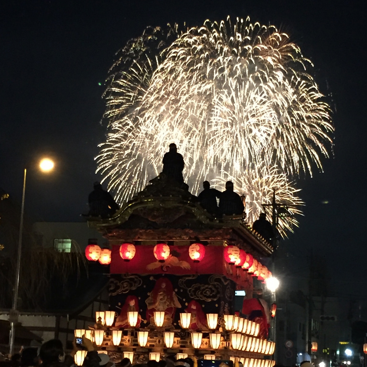 秩父夜祭の山車と花火