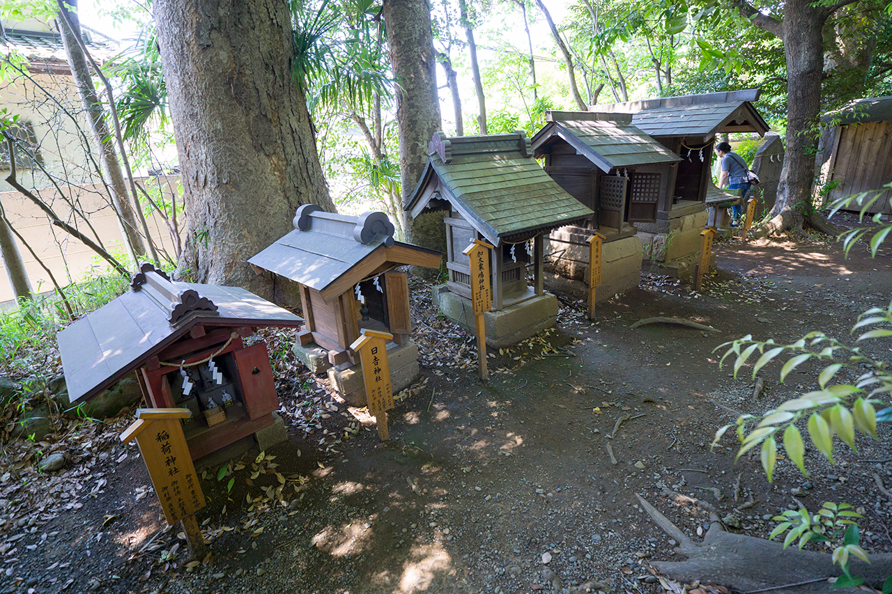 本殿横の摂末社一覧
