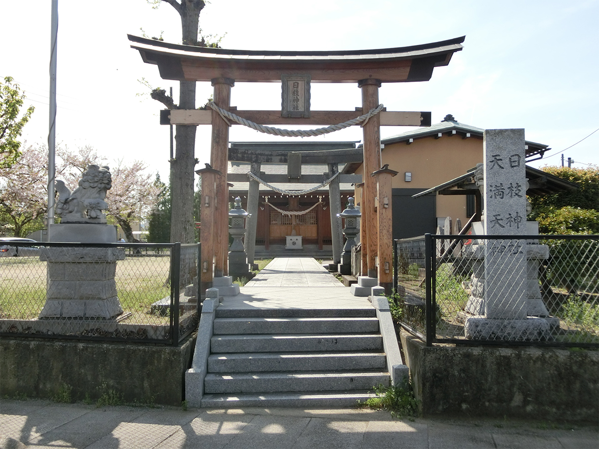 鳥居と拝殿