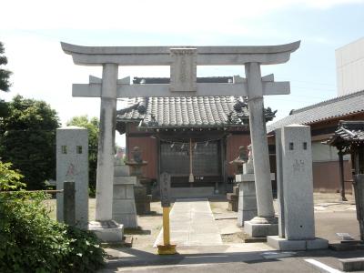 下新田稲荷神社 鳥居と拝殿