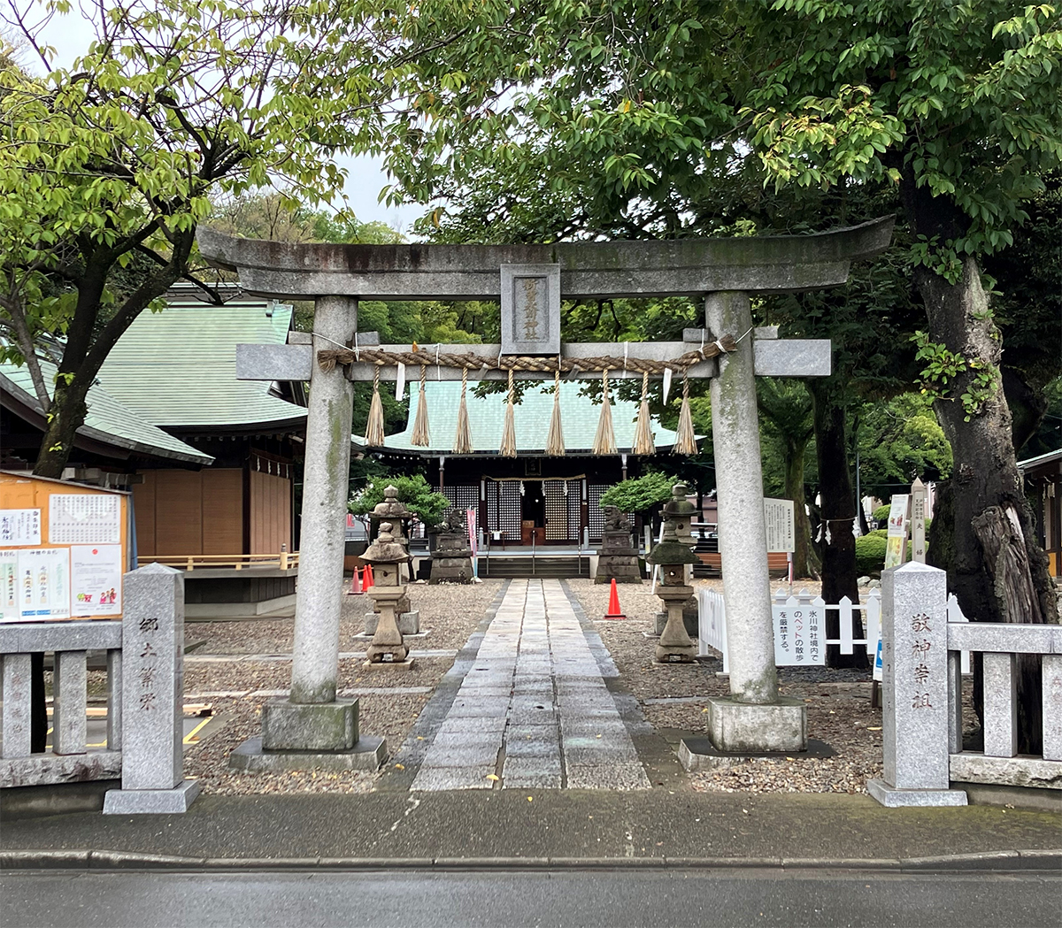 鳥居と拝殿
