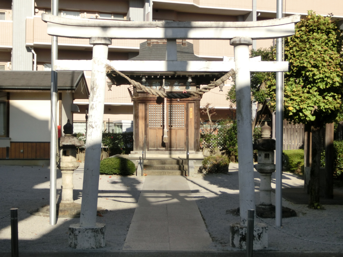 鳥居と拝殿